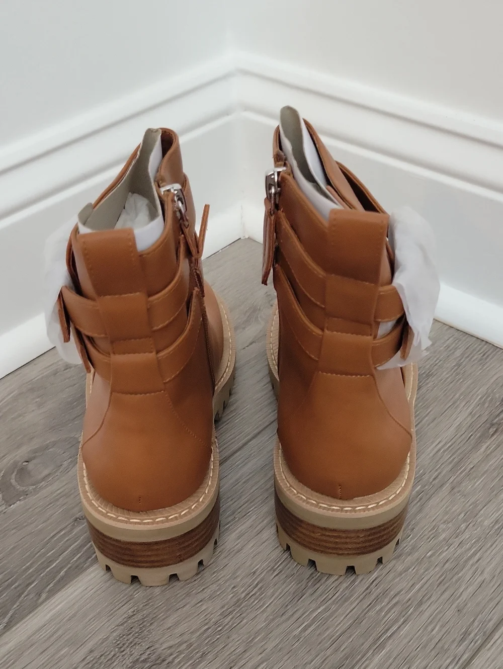 AEROSOLES •upper material